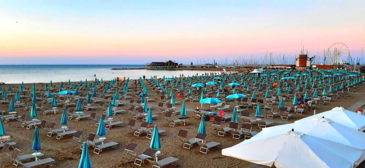 Hotel Paloma Beach Front Chiringuitos Time Rimini Eksteriør billede