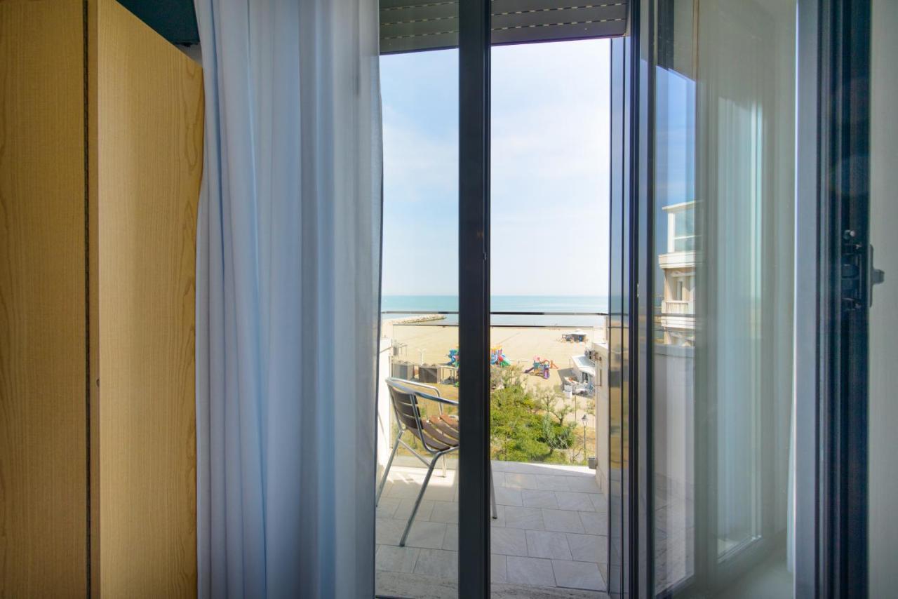 Hotel Paloma Beach Front Chiringuitos Time Rimini Eksteriør billede