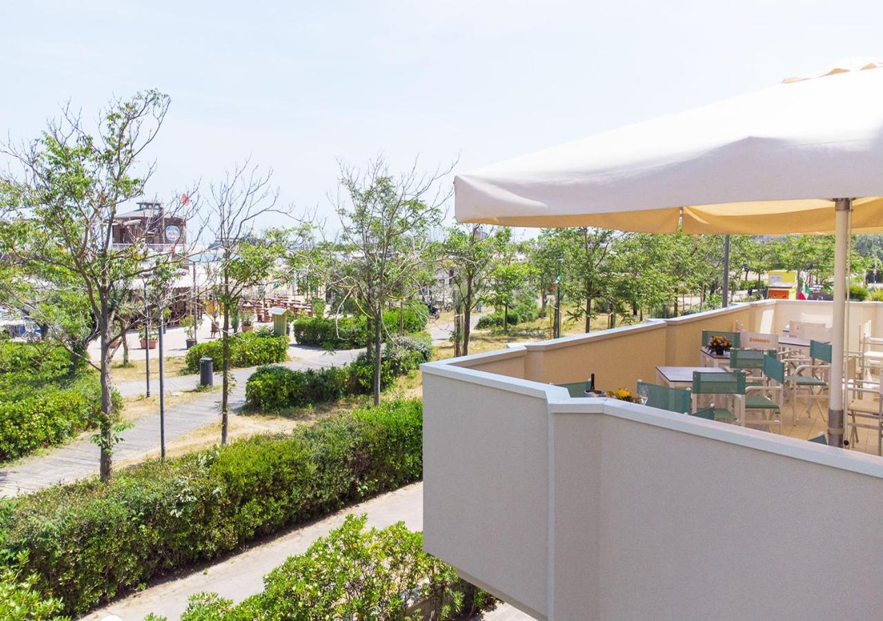 Hotel Paloma Beach Front Chiringuitos Time Rimini Eksteriør billede