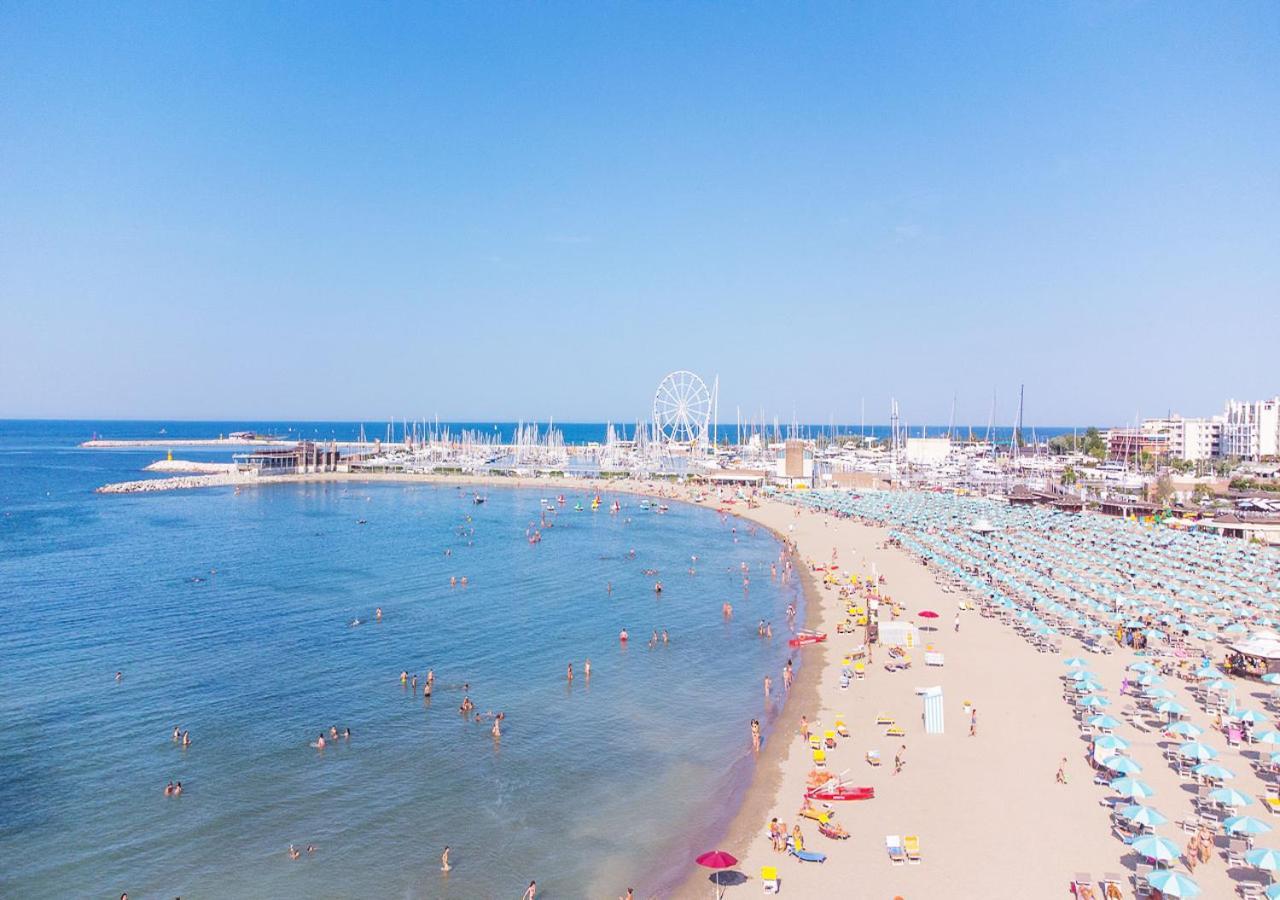 Hotel Paloma Beach Front Chiringuitos Time Rimini Eksteriør billede